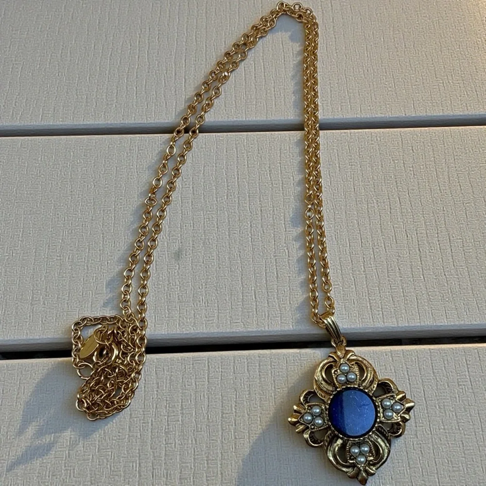 Vintage AVON Viennese Collection Victoria Lapis Blue Necklace Gold Toned Pendant - Picture 2 of 4